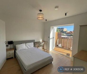 4 bedroom semi-detached house to rent - Photo 2