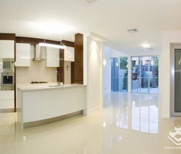 Executive Townhouse on Chevron Island - Photo 5