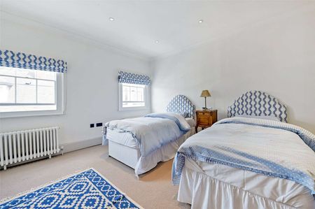 A beautifully presented, furnished, four bedroom home with wonderful Long Walk views on sought after Park Street. - Photo 2