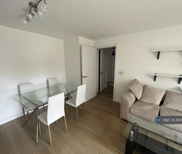 1 bedroom in a flat share to rent - Photo 2