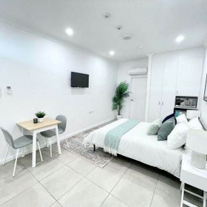 "Modern Furnished Studio" - Photo 2