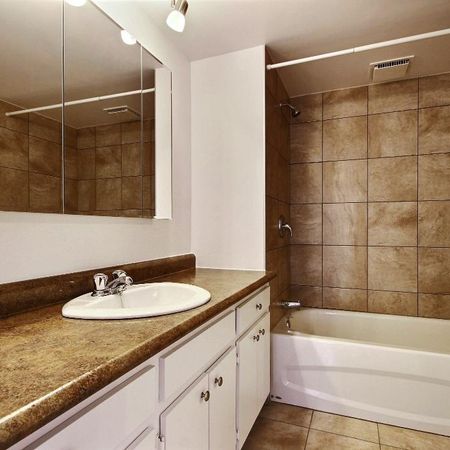 TRÈS GRAND 4 ½ -RÉNOVÉ LIMOILOU - 1245$/MOIS (CHAUFFÉ-EAU CHAUDE) - JUILLET - Photo 4
