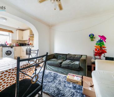 4 bedroom semi-detached house to rent - Photo 6