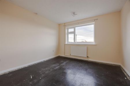To Let 2 Bed Flat - Purpose Built - Photo 2