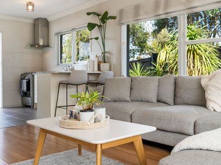 Howick, 2 Bedrooms - Fully Fenced & Modern - Photo 3