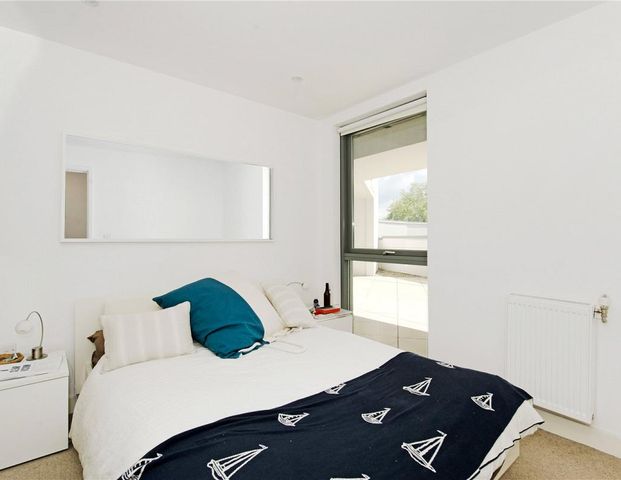 1 bedroom flat in London - Photo 1