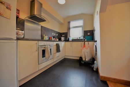 2 bedroom Flat in 1 Low Close Street, Leeds - Photo 3