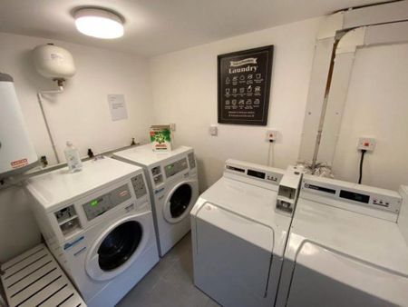 1 bedroom in a house share to rent - Photo 3