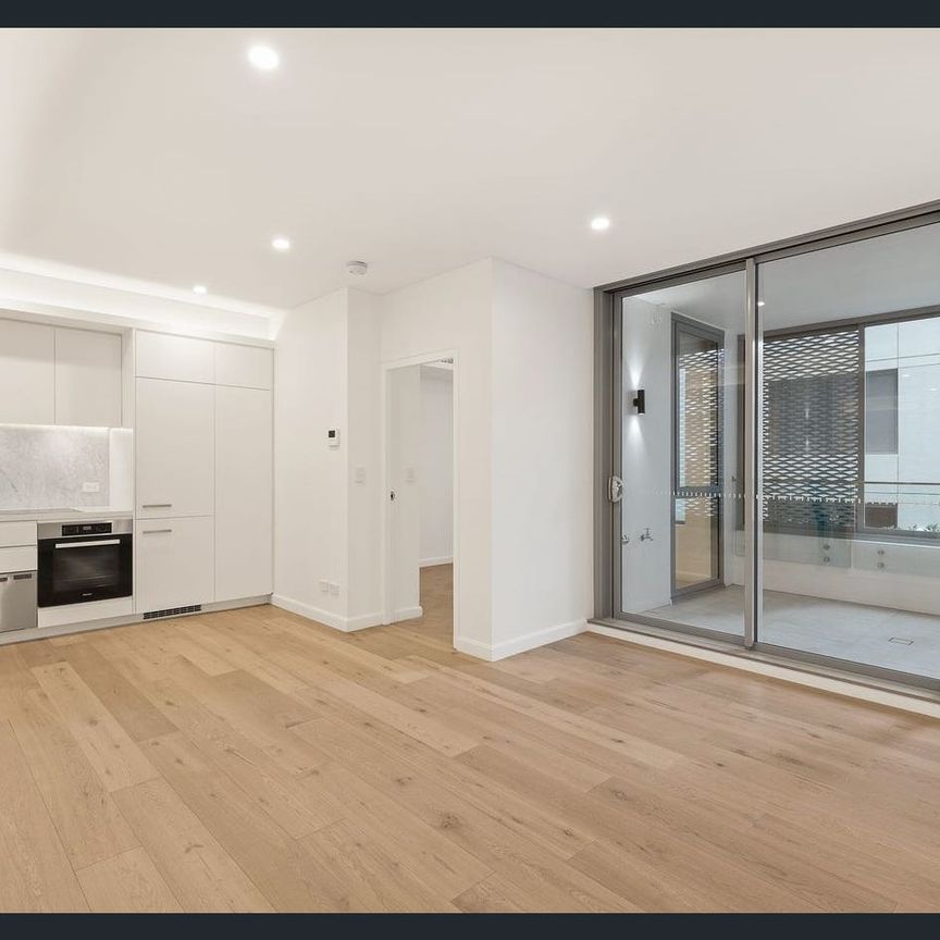 Luxury One Bedroom Residence Nestled In Central Location - Photo 1