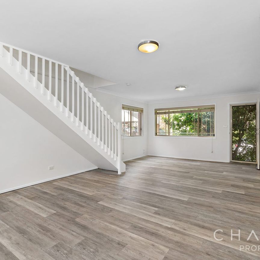 3 Bedroom townhouse with Pool in complex - Available now! - Photo 1