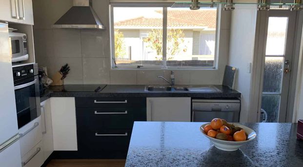 Sunny & Warm Family Home - Photo 1