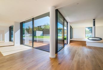 Moradia T6 de arquitetura moderna inserida no Golfe de Oeiras