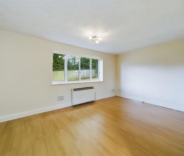 Balcombe Road, Pound Hill - Photo 1