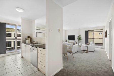 Spacious Inner North Apartment with 180° Views - Photo 3