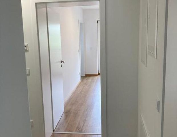 Moderne 2-Zimmer-Wohnung mit Balkon und Blick ins Grüne in Lalling - Foto 1