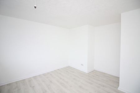 3 Bedroom Mid Terraced House - Photo 5