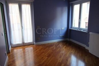 Aventino-S.Saba: Brand new 3 Bedroom, 3 bath, spacious triple living-dining room, modern kitchen, large balconies. Air conditioning, alarm, lots of natural light, located on quiet tree lined street walking distance to all services, metro, FAO. Ref 2057