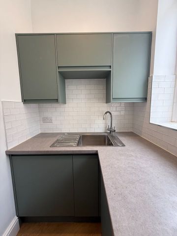 1 Bed Flat, Canynge Square, BS8 - Photo 2