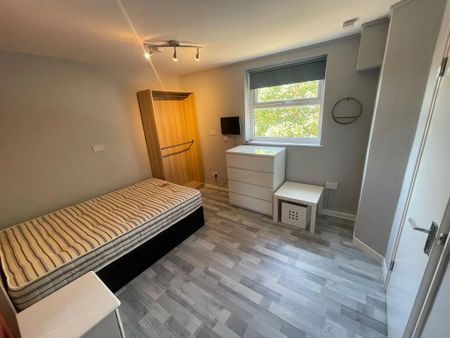 1 bedroom in a house share to rent - Photo 3