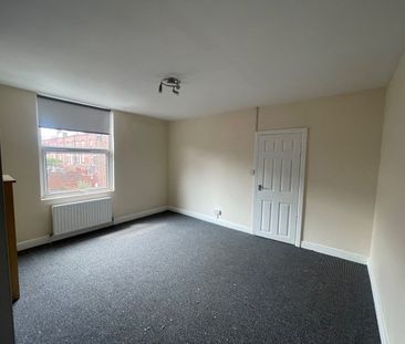 2 Bed Terraced House, Woodview Mount, LS11 - Photo 2