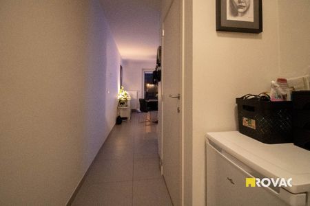 Gelijkvloers éénslaapkamer- appartement met private overdekte autostaanplaats! - Foto 3