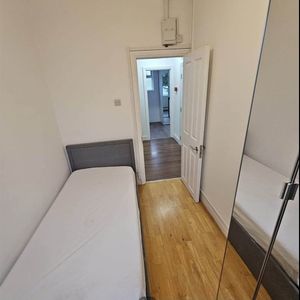 Room in a Shared House, Ashcombe Park, NW2 - Photo 2