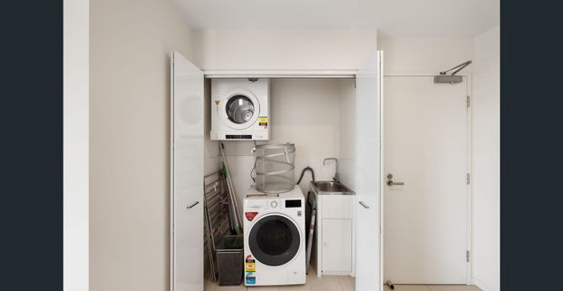 2-bed, 2-bath apartment in prime Fortitude Valley location - Photo 1