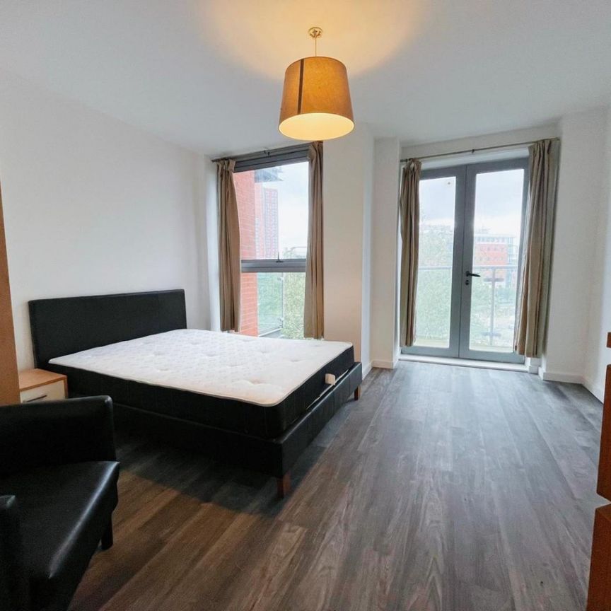 2 bedroom Flat To Let - Photo 1