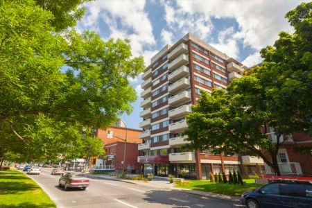 Cote-des-Neiges Apartments — 1 Bedroom available at 4760 Chemin de la Côte-des-Neiges - Photo 2