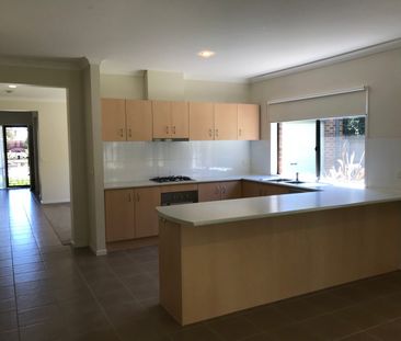 4 bedroom, plus study - GREAT location - Photo 6