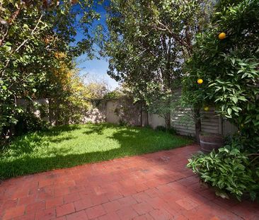 ADORABLE FREESTANDING 2 BEDROOM HOUSE IN A PREMIUM LOCATION - Photo 4