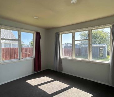 Family Home on Carisbrooke! - Photo 4