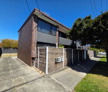 Large Space, Clean Two Bed Bayside Home - Photo 6