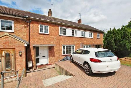 Bushy Hill Drive, Guildford - 3 bedrooms Property for lettings - Seymours - Photo 2