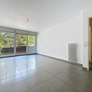 Tassin : Agréable T2 avec cuisine aménagée, balcon et garage - Photo 2