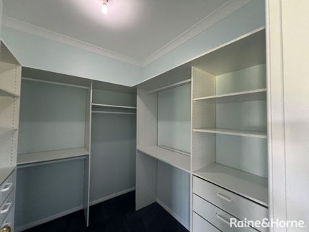 Elevated family home with panoramic views - Photo 2