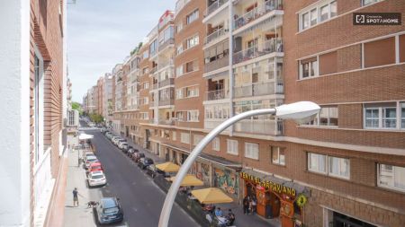 Room in a shared 9-bedroom apartment for rent in Gaztambide, Madrid - Foto 3