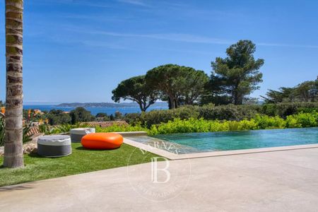 LOCATION SAISONNIÈRE - SAINTE-MAXIME - PROPRIÉTÉ NEUVE VUE MER - PROCHE DU CENTRE-VILLE - 5 CHAMBRES - PISCINE À DÉBORDEMENT - Photo 2