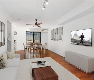 Contemporary Split-Level Townhouse in the Heart of Kelvin Grove! - Photo 4