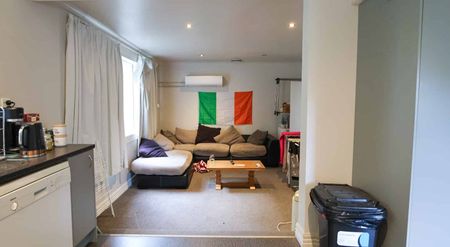 Spacious City Living - Photo 4