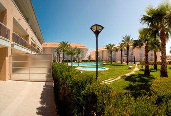 For long-term rent: apartment in Javea, Golden Garden urbanization, with 2 bedrooms and a pool.