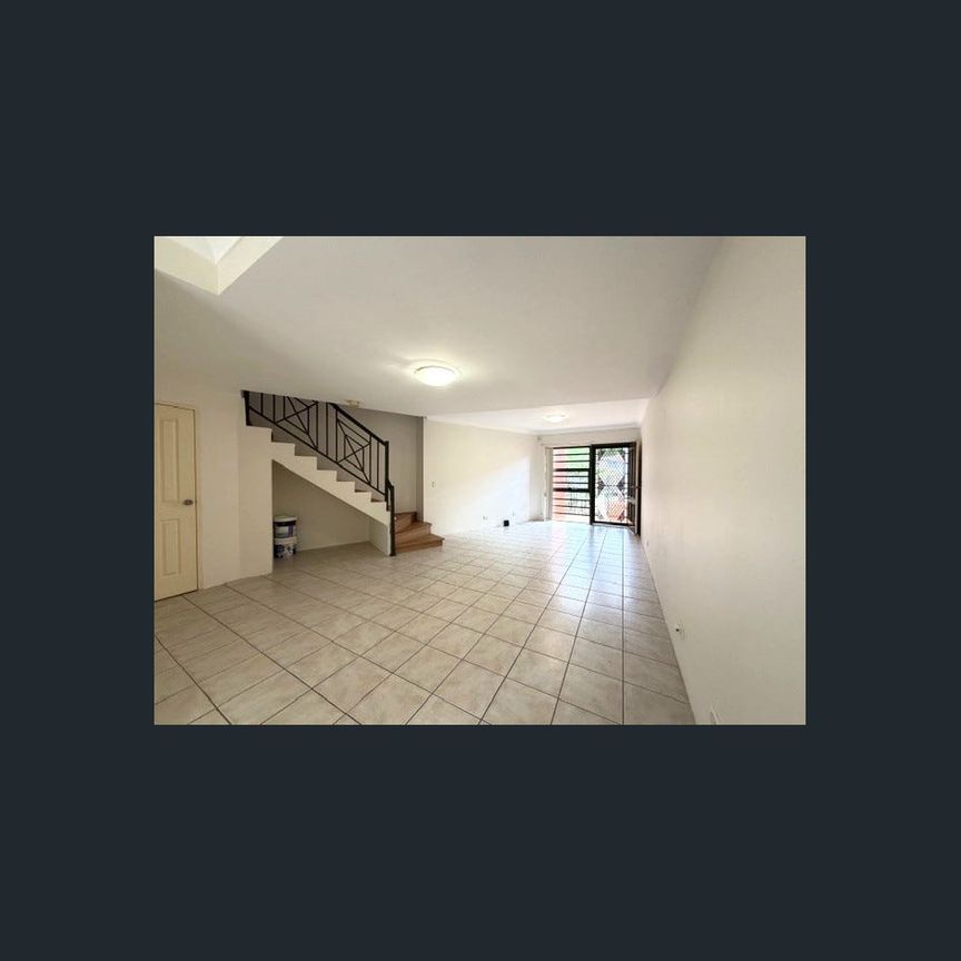 Modern Full-Brick Townhouse – Three Bedrooms, Two Bathrooms & Tandem Garage! - Photo 1