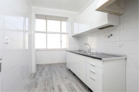 Apartamento T3 - 3º Andar com Excelente Localização - Photo 2