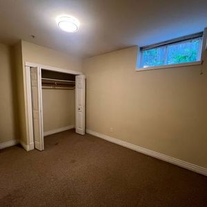 Spacious 2 Bedroom Garden Apt close to Pacific Spirit Park & UBC & Tr - Photo 2