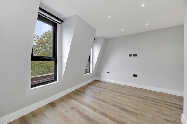 3 bedroom flat in Kentish Town - Photo 1