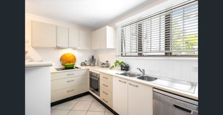 Stylish apartment on the hill above Hasting Street - Photo 3