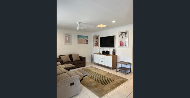 Fully Furnished 2-Bedroom Unit – Walk to the Esplanade! - Photo 1