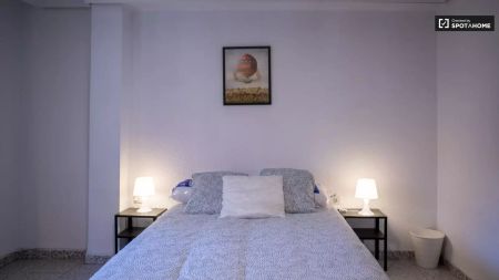Double bed in Rooms for rent in 5-bedroom apartment in Torrefiel - Photo 3