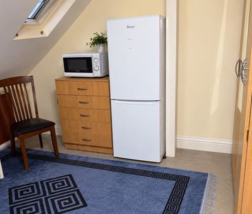 Room in a Shared House, Friars Road, E6 - Photo 2
