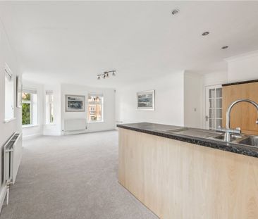 A generous, light first floor apartment with two double bedrooms wi... - Photo 3